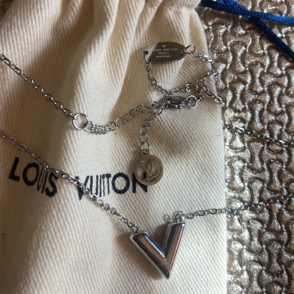 Authentic Louis Vuitton V-Shaped Silver Pendant Necklace - Picture 9 of 16